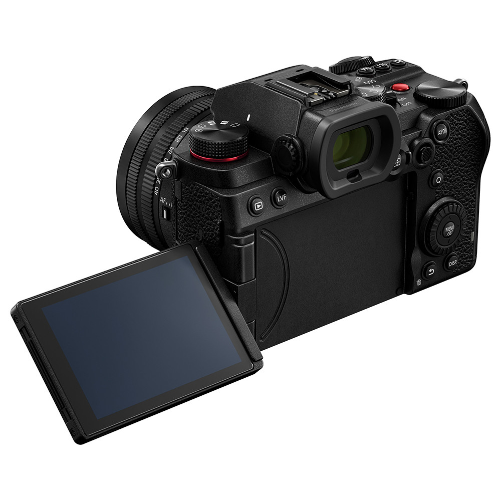Panasonic Lumix S5D + 18-40mm f/4.5-6.3