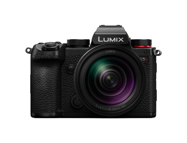 Panasonic Lumix S5D +  28-200mm f/4.0-7.1